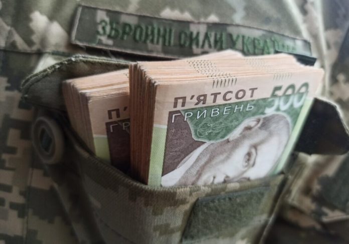 Екскомбрига ТРО судитимуть за махінацію з бойовими виплатами для дружини