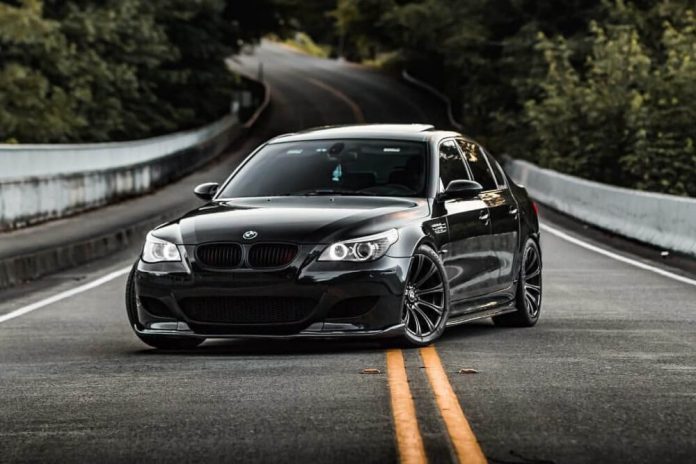 Київські вулиці — для легенд: в місті засвітився культовий BMW M5 V10