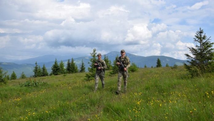На Івано-Франківщині в лісі поблизу кордону з Румунією знайшли мертвим жителя Дніпра