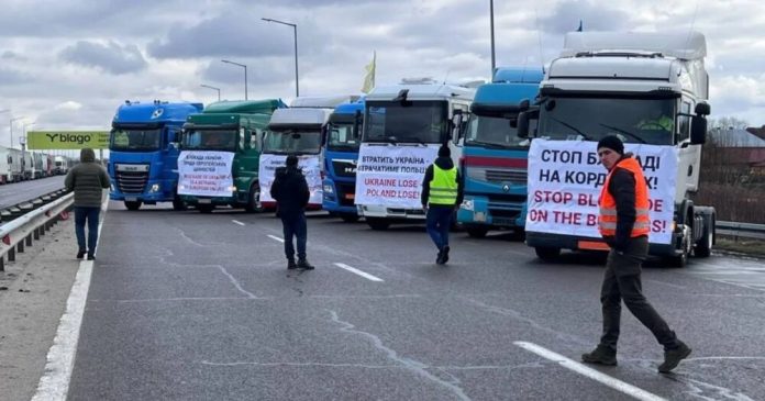 Польські перевізники знову погрожують блокадою кордону з Україною