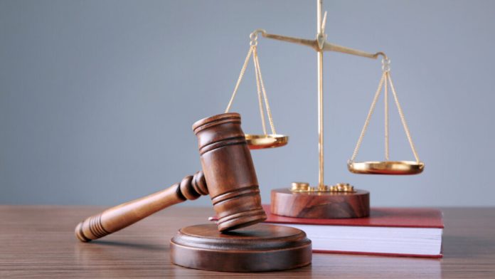 Суд визнав винним посадовця, який змушував слюсарів працювати на дачі