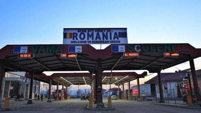 Українці хотіли провезти за кордон мільйони, приклеєні до тіла