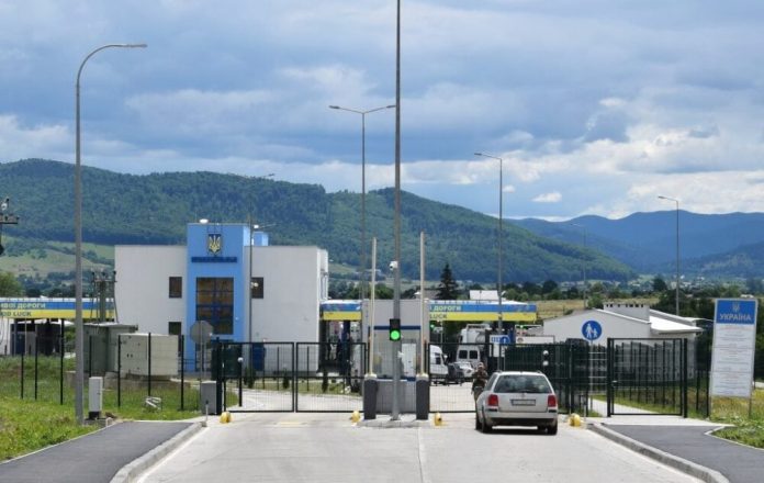 На пункті пропуску «Красноїльськ» затримали жінку з контрабандою старовинних монет
