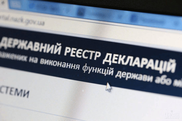 НАЗК: у кожній третій перевіреній декларації чиновників знайшли мільйонні розбіжності