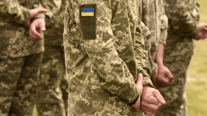 Посадовці суду за 3 тис. доларів видавали чоловікам право виїзду за кордон