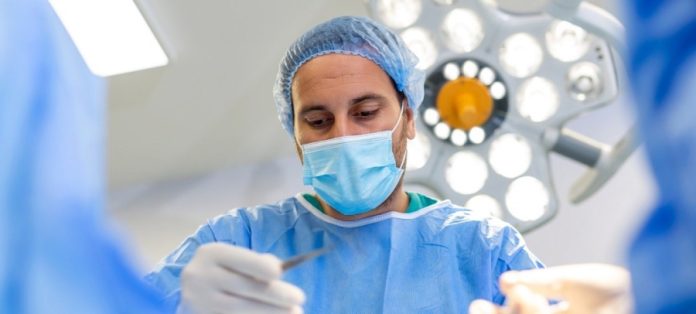 Хірург приватної клініки в Києві постане перед судом за проведення операції з пластики грудей на фоні онкологічного захворювання