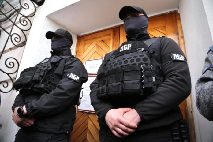 Правоохоронці провели обшуки у заступника начальника ГУ ДПС Івано-Франківщини через рейдерство та 3 млн грн