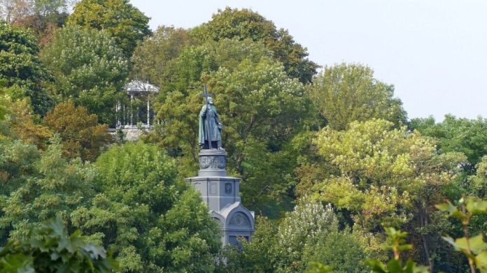 У центрі столиці нищать вікові насадження: чергова скандальна вирубка «Київзеленбуду»