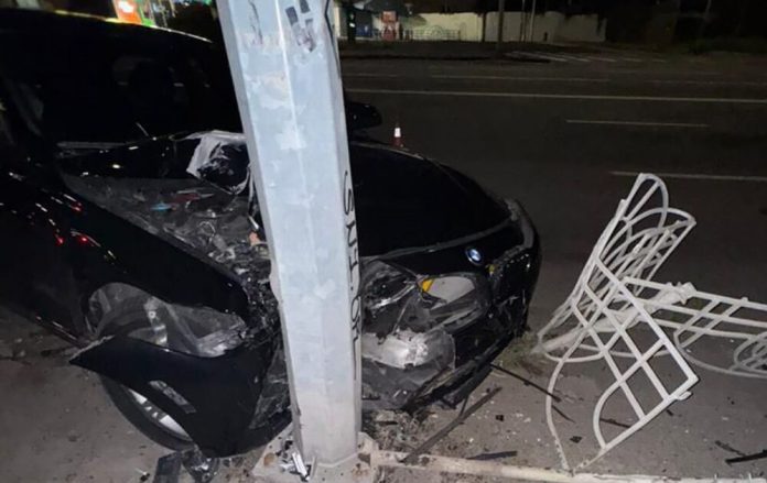 У Києві працівник автомийки викрав BMW клієнта і розбив його
