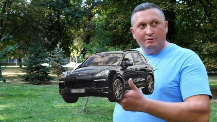 Колишній начальник територіального центру комплектування Волині Олег Кивлюк після звільнення влаштувався на роботу в комунальне підприємство і користується автомобілем, що належить громаді Колишній начальник територіального центру комплектування Волині Олег Кивлюк після звільнення влаштувався на роботу в комунальне підприємство і користується автомобілем, що належить громаді