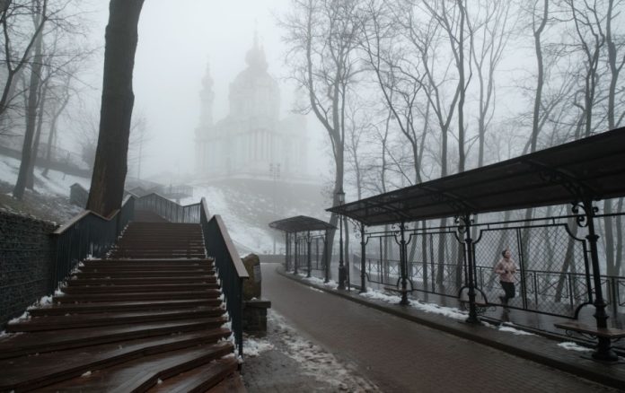 Погода на початку тижня в Україні: похолодання та хмарність