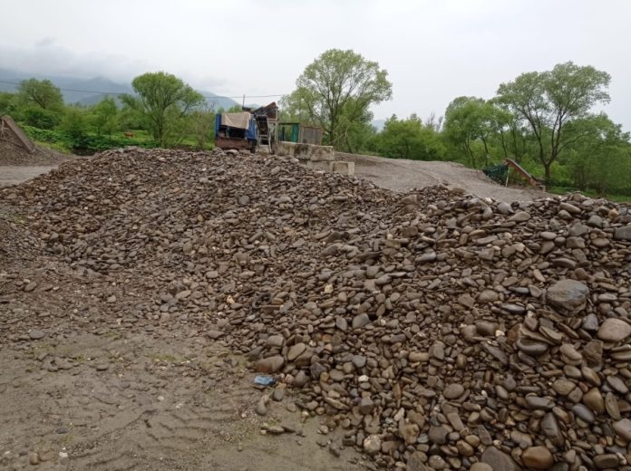 Суд у Тячеві засудив учасника незаконного видобутку піску та гравію: подробиці справи