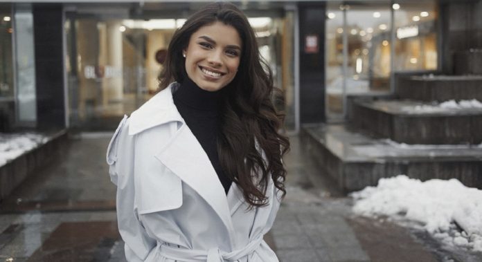 Зимова естетика в новій фотосесії Мішель Андраде