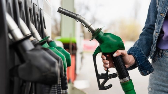 Ціни на пальне в Україні можуть зрости через нафту, валюту та зимовий попит