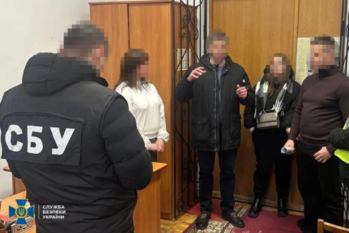 Хабарі за наукові ступені: на заході України викрито масштабну корупцію в університетах