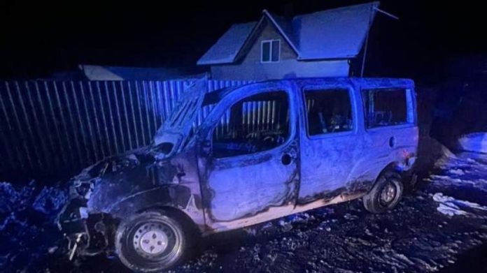 На Прикарпатті затримали юнака, якого підозрюють у підпалі автомобіля