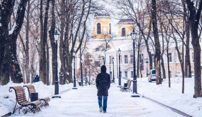 Погода в Україні 19 лютого: послаблення опадів та рвучкий вітер