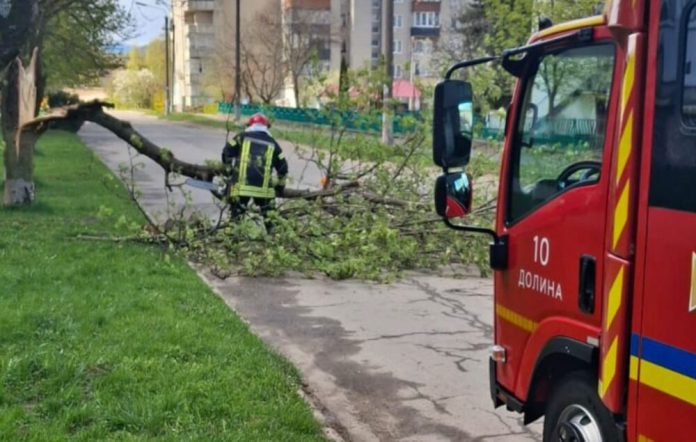 Сильний буревій в Україні: жертви та масові відключення електрики