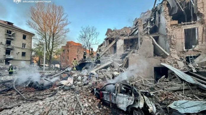 Удар по Дніпру: 18 постраждалих та зруйнований житловий будинок