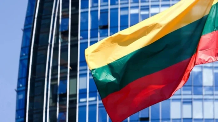 Литовській владі вдалося підтвердити, що безпілотник, який розбився на території країни 17 травня, належав Україні. Міністр оборони Робертас Каунас заявив, що дрон опинився в литовському повітряному просторі внаслідок збою навігації або відхилення від заданого маршруту. Про це він повідомив 21 травня, зазначивши, що розслідування інциденту триває.
