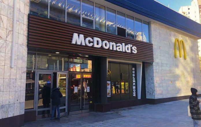 McDonald’s на Лук’янівці знову відкрив двері після обстрілу