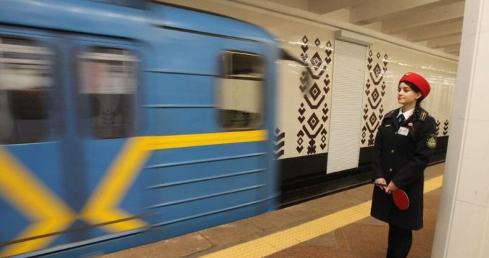 Пасажир потрапив у тунель метро в Києві: затримка руху на 