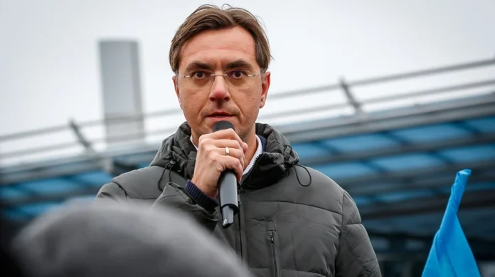 Підозру колишньому міністру інфраструктури України Володимиру Омеляну висунули слідчі Державного бюро розслідувань у справі, пов’язаній із можливим ухиленням від військової служби шляхом обману.