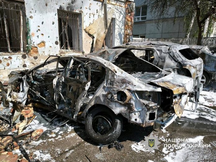 Удар по Чернігову: російська атака завдала шкоди будівлям і автомобілям, є постраждалі