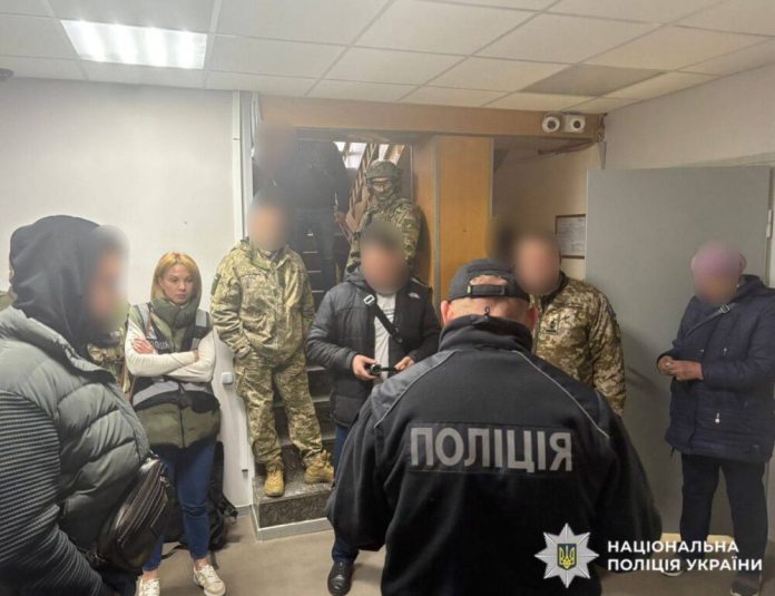 Заголовок: На Київщині затримали посадовця за корупційну схему ухилення від мобілізації