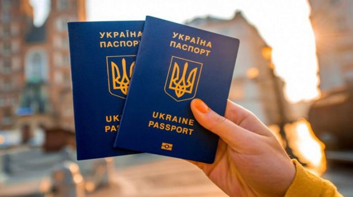 Жінки-держслужбовці можуть виїжджати за кордон без обмежень: нові правила набрали чинності