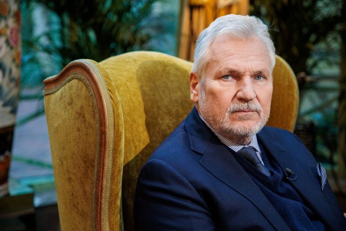Експрезидент Польщі попередив про критичні наслідки для економіки через відтік українців