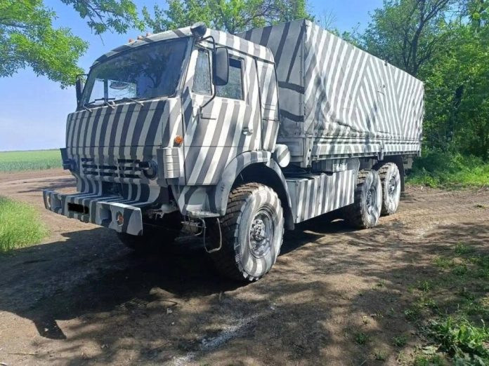 КамАЗи у смугастому камуфляжі: новий метод захисту росіян від українських дронів
