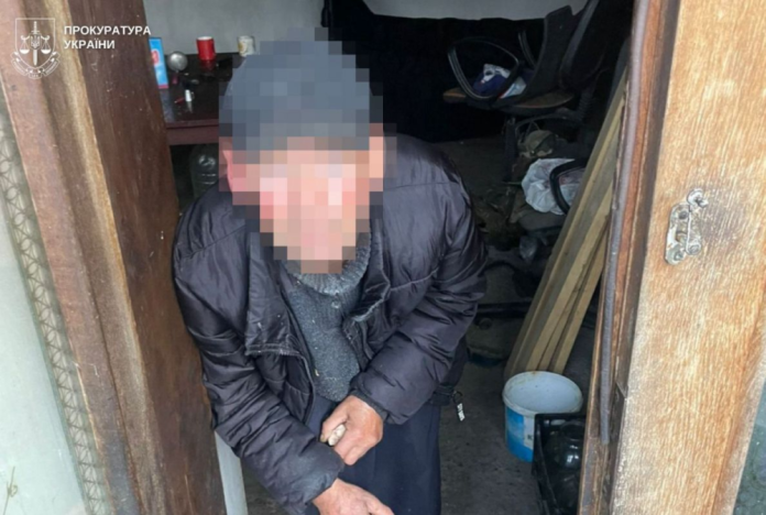 На Львівщині розпочато судовий процес проти підприємця, який тримав свого однокласника у трудовому рабстві протягом 23 років. 71-річний чоловік з Городка, за інформацією правоохоронців, позбавив потерпілого можливості вільно пересуватися, а також документів, що призвело до його повної залежності.