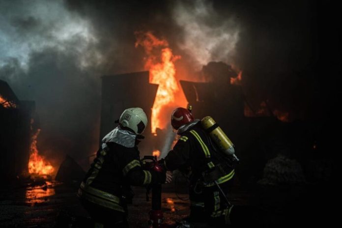 Російські дрони влаштували напад на промисловий об'єкт у Полтавській області, спричинивши пожежу