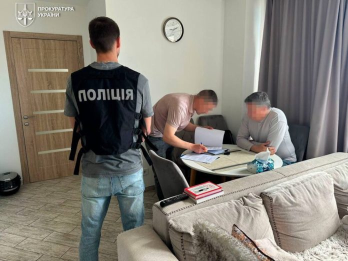 Відставка підозрюваного: колишнього керівника Мінкультури звинувачують у схемі з виїздом чоловіків