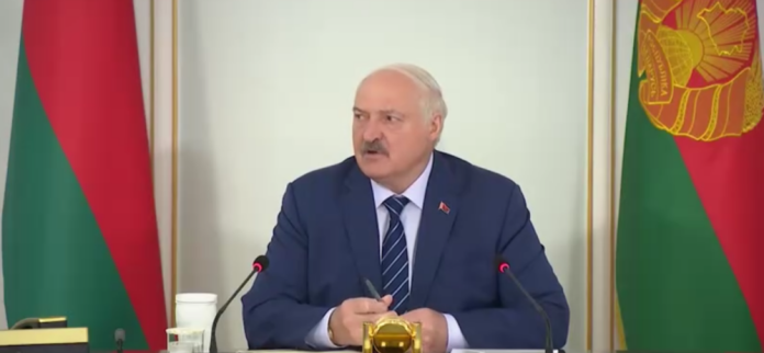 Лукашенко заявив про можливе відправлення «нероб» на кордон з Україною
