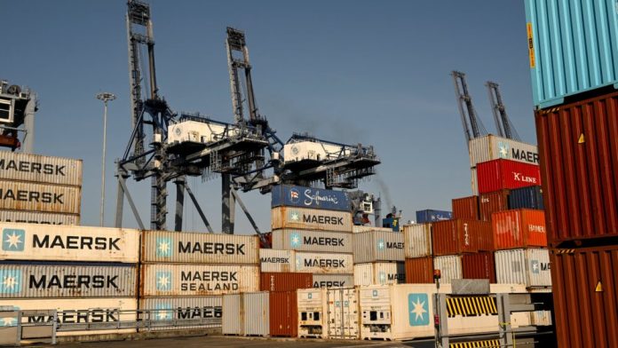 Maersk призупинила контейнерні перевезення до Чорноморська через загрози російських атак