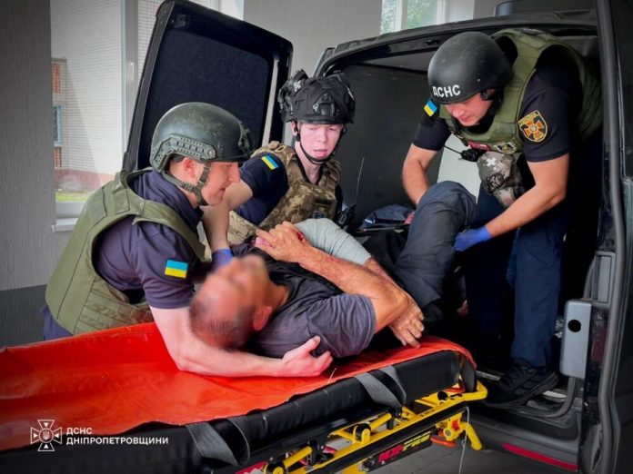 Обстріл росіян по рятувальниках на Дніпропетровщині: три постраждалих