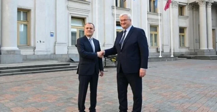 Азербайджан готовий надати Україні газ: міністр закордонних справ Байрамов прибув до Києва