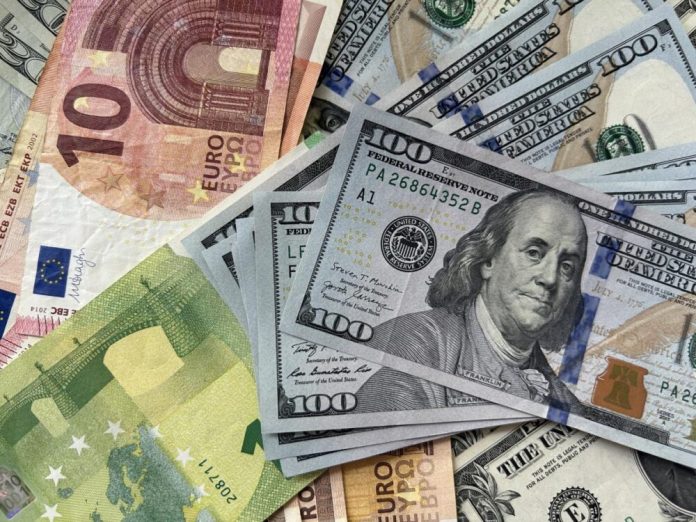 Курс валют на 6 серпня: долар знизився, євро зріс